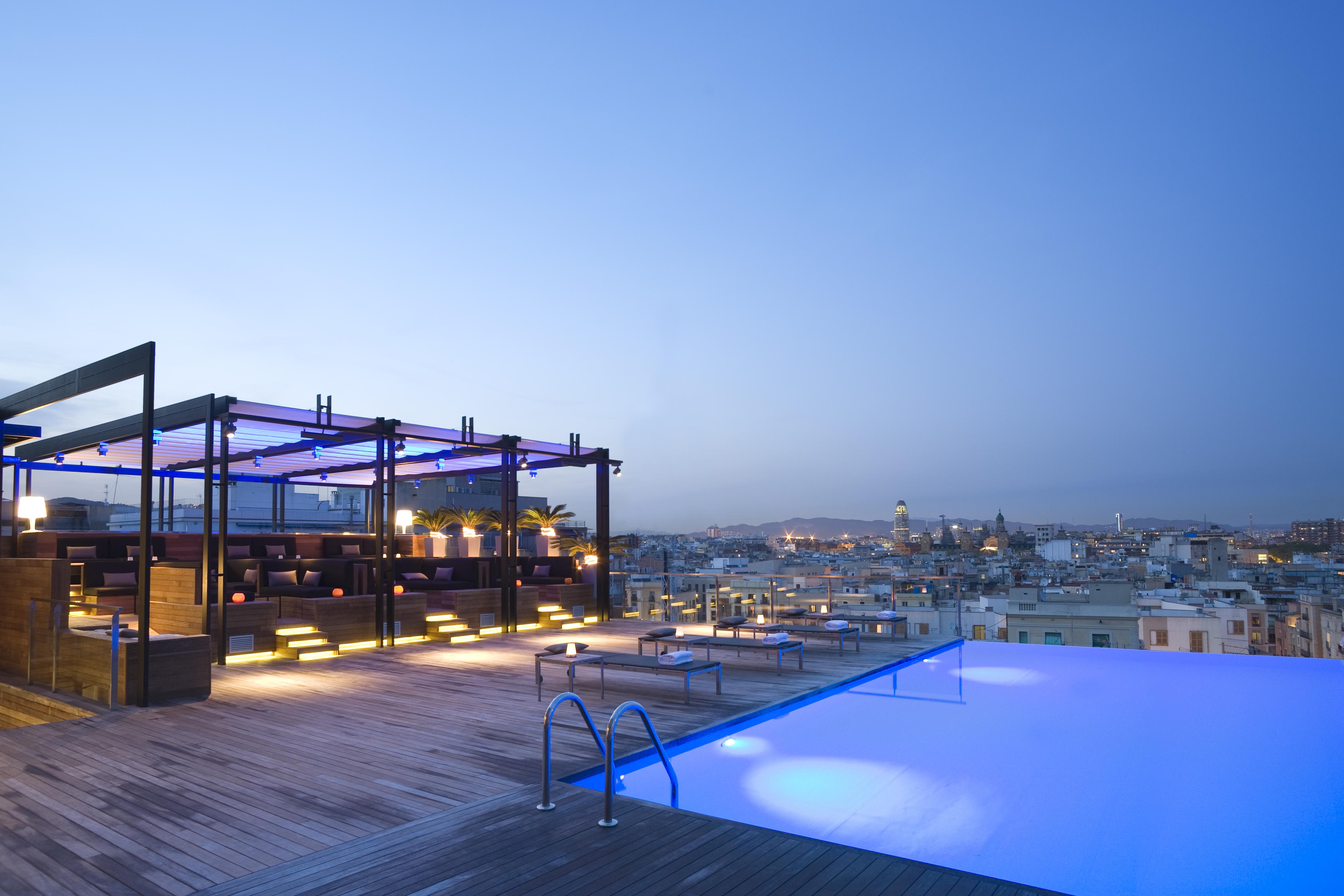 แกรนด์ โฮเต็ล เซ็นทรัล Hotel บาร์เซโลนา ภายนอก รูปภาพ The rooftop pool at the hotel