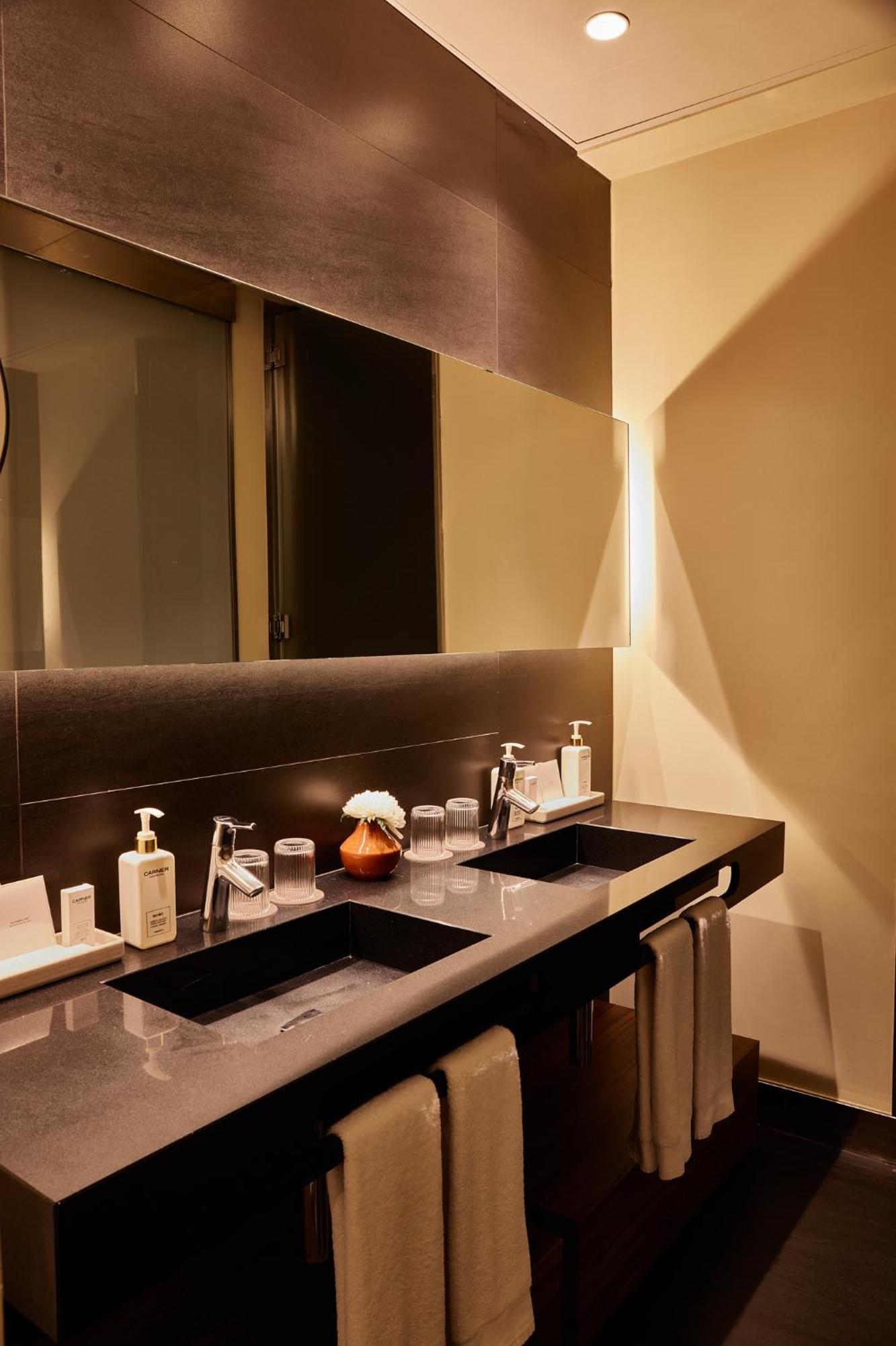 แกรนด์ โฮเต็ล เซ็นทรัล Hotel บาร์เซโลนา ภายนอก รูปภาพ Bathroom at the Ritz-Carlton, Osaka